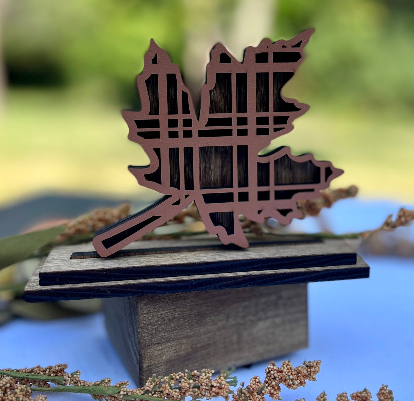 Small Patterned Standing Leaf