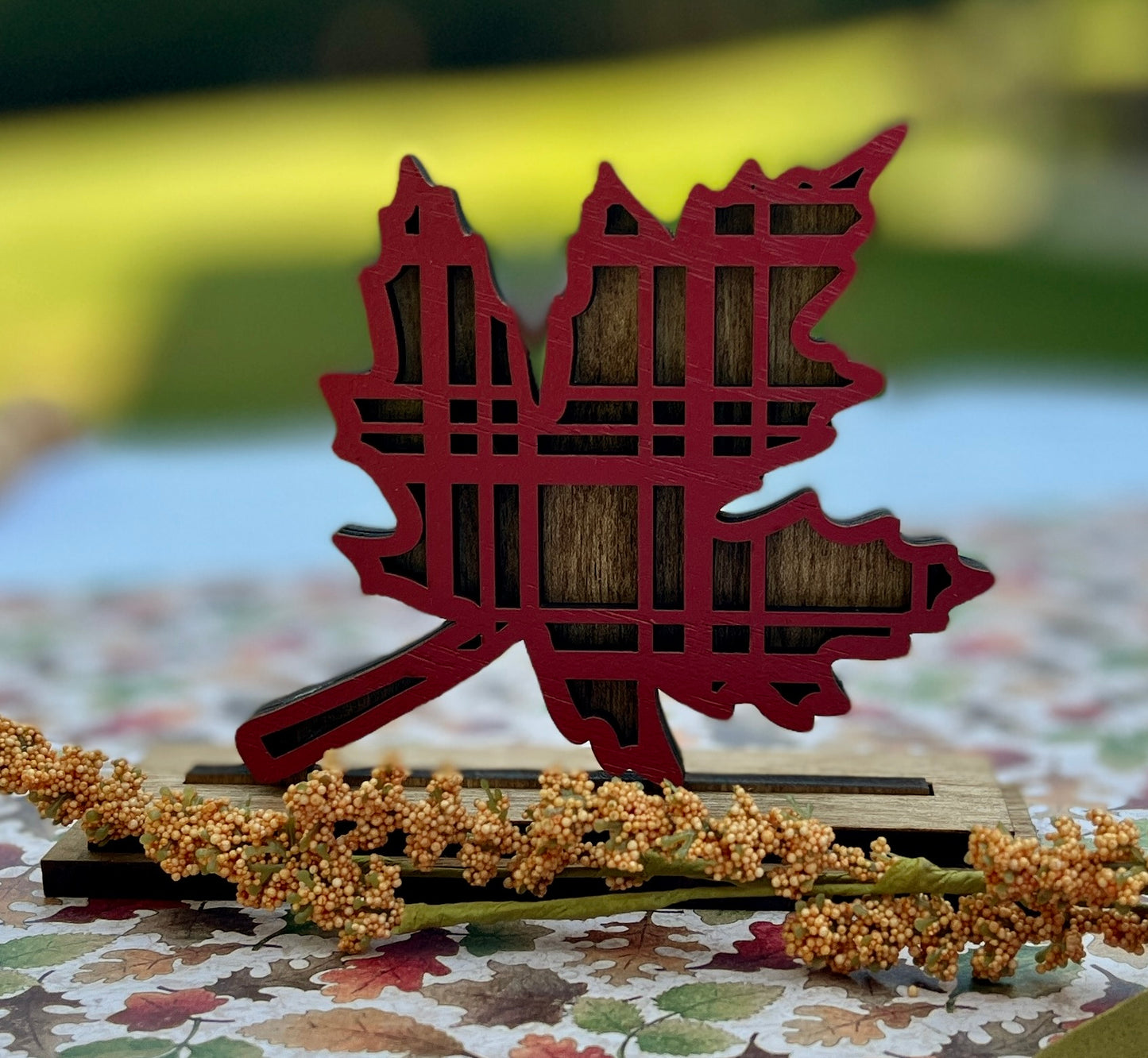 Small Patterned Standing Leaf